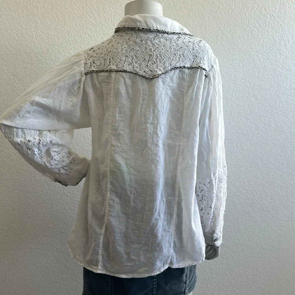 POL Enchanting Escapes Button Up In Ivory - Picture 9 of 11